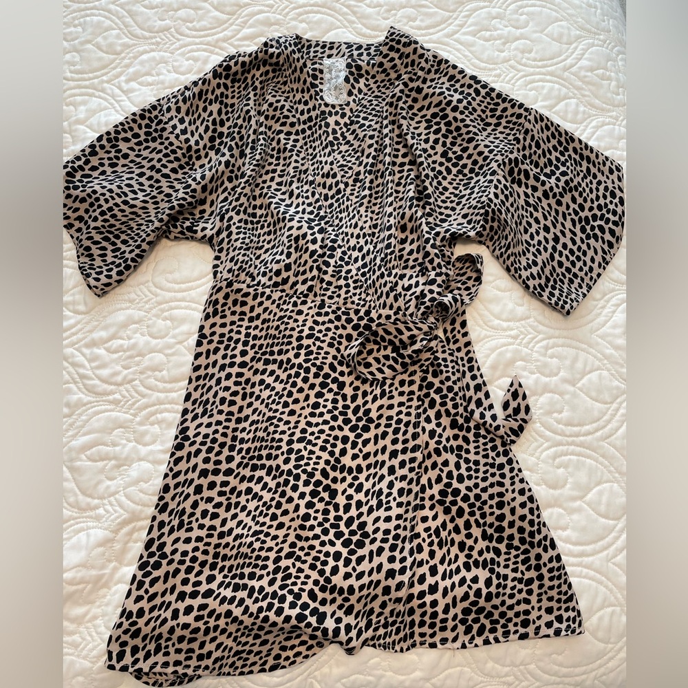 Sadie & Sage leopard print wrap dress size small